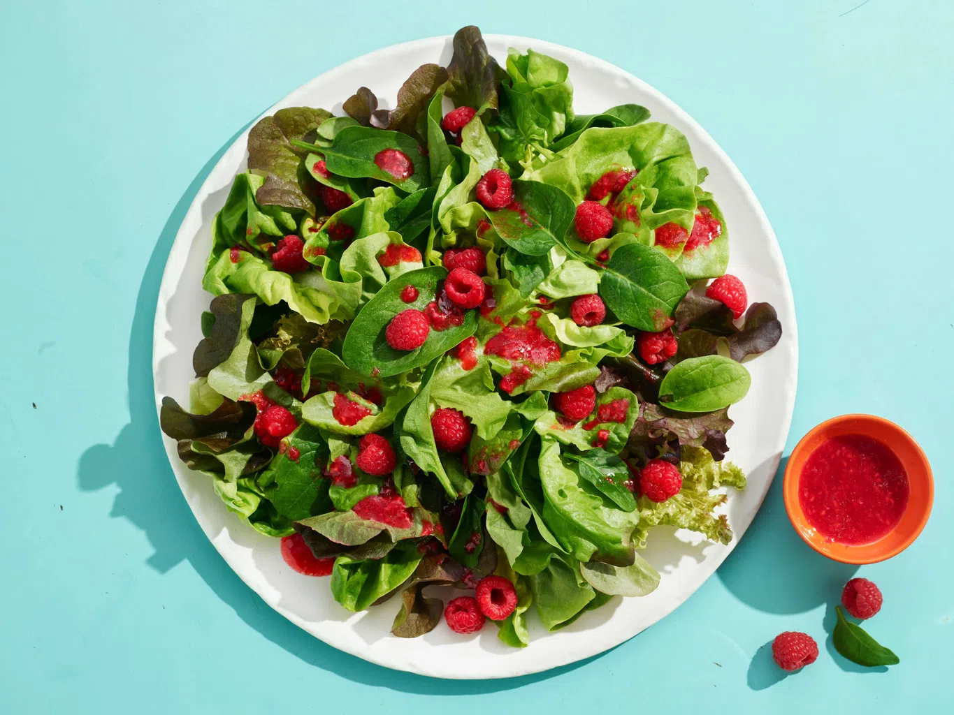 Blattsalat mit Himbeersauce