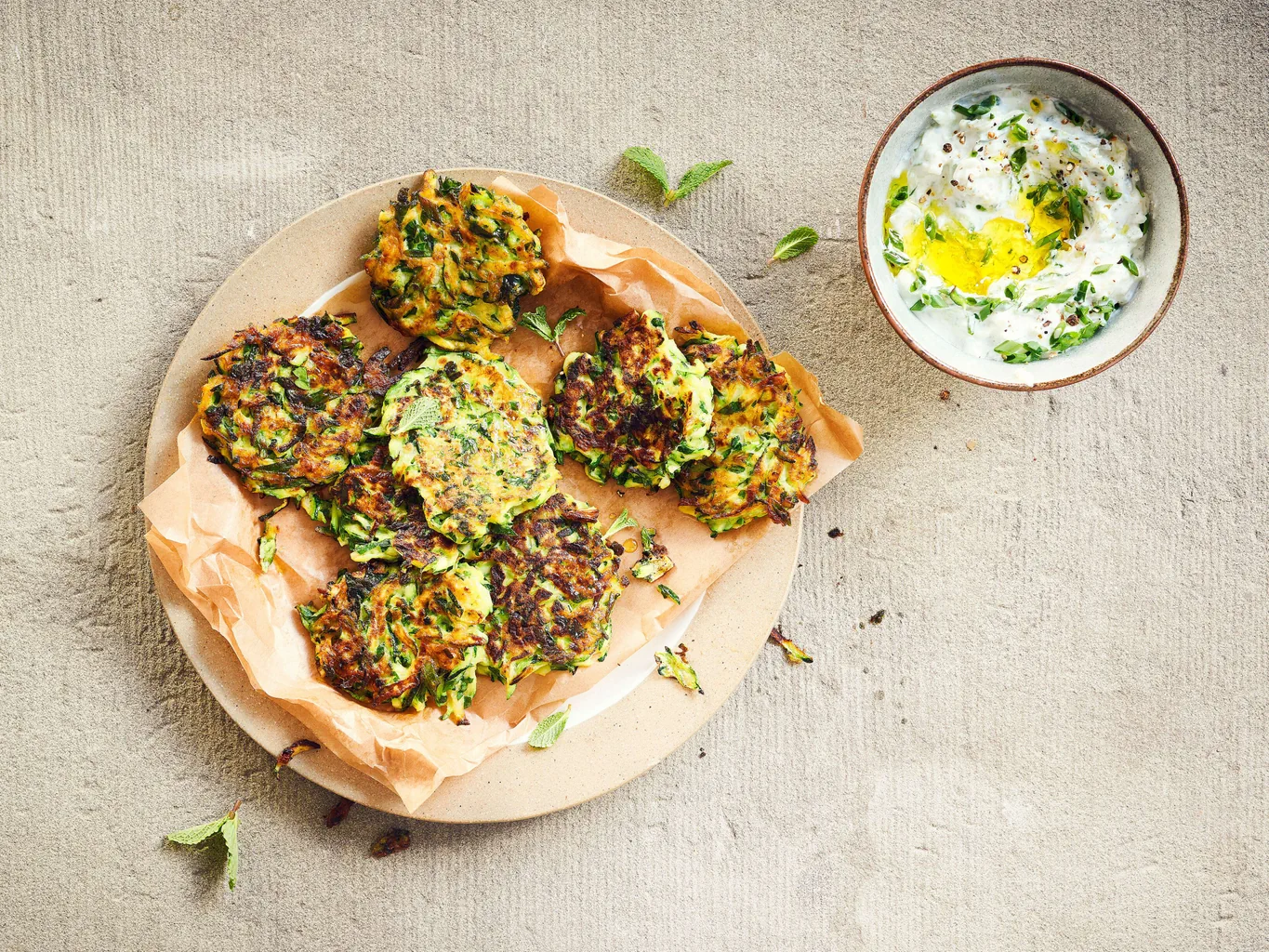 Frittelle di zucchina con tzatziki