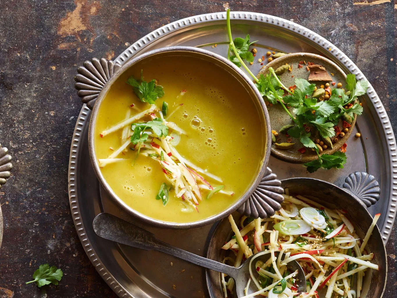 Velouté au curry avec salade de pommes
