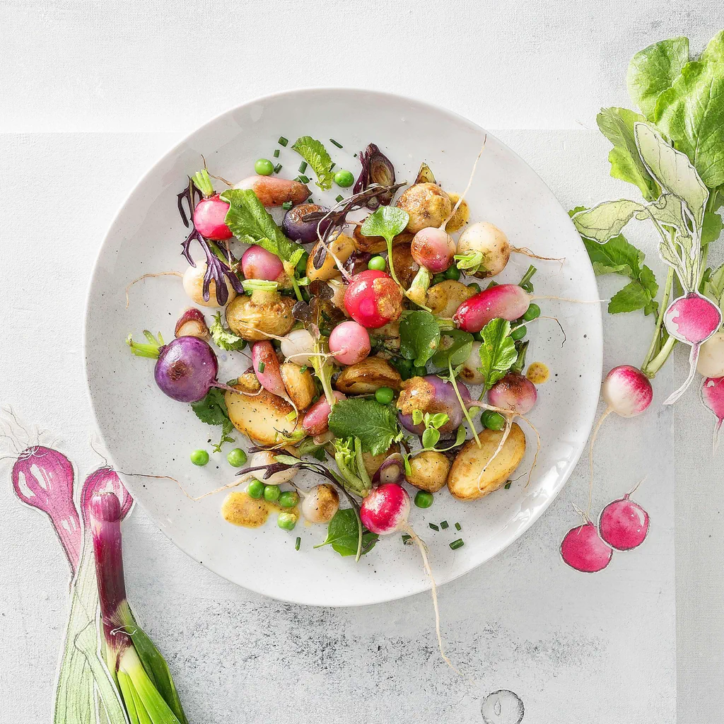 Insalata verde con ravanelli, piselli e patate novelle