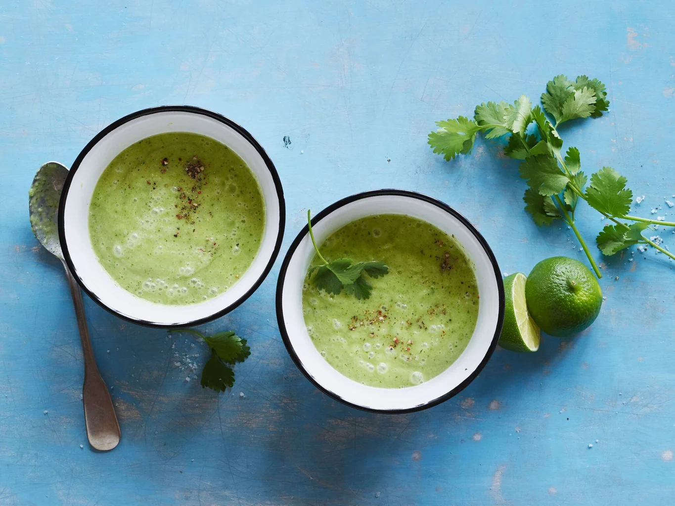 Kalte Avocado-Kokossuppe