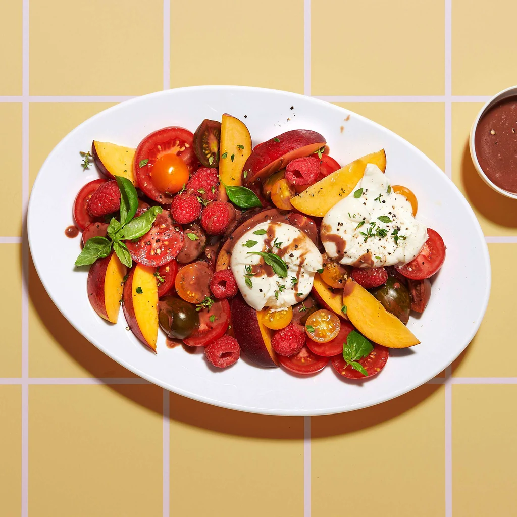 Salade de tomates aux nectarines, framboises et burrata