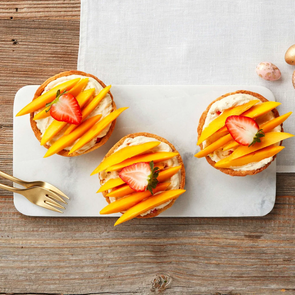 Tortina alle mandorle con mango e fragole
