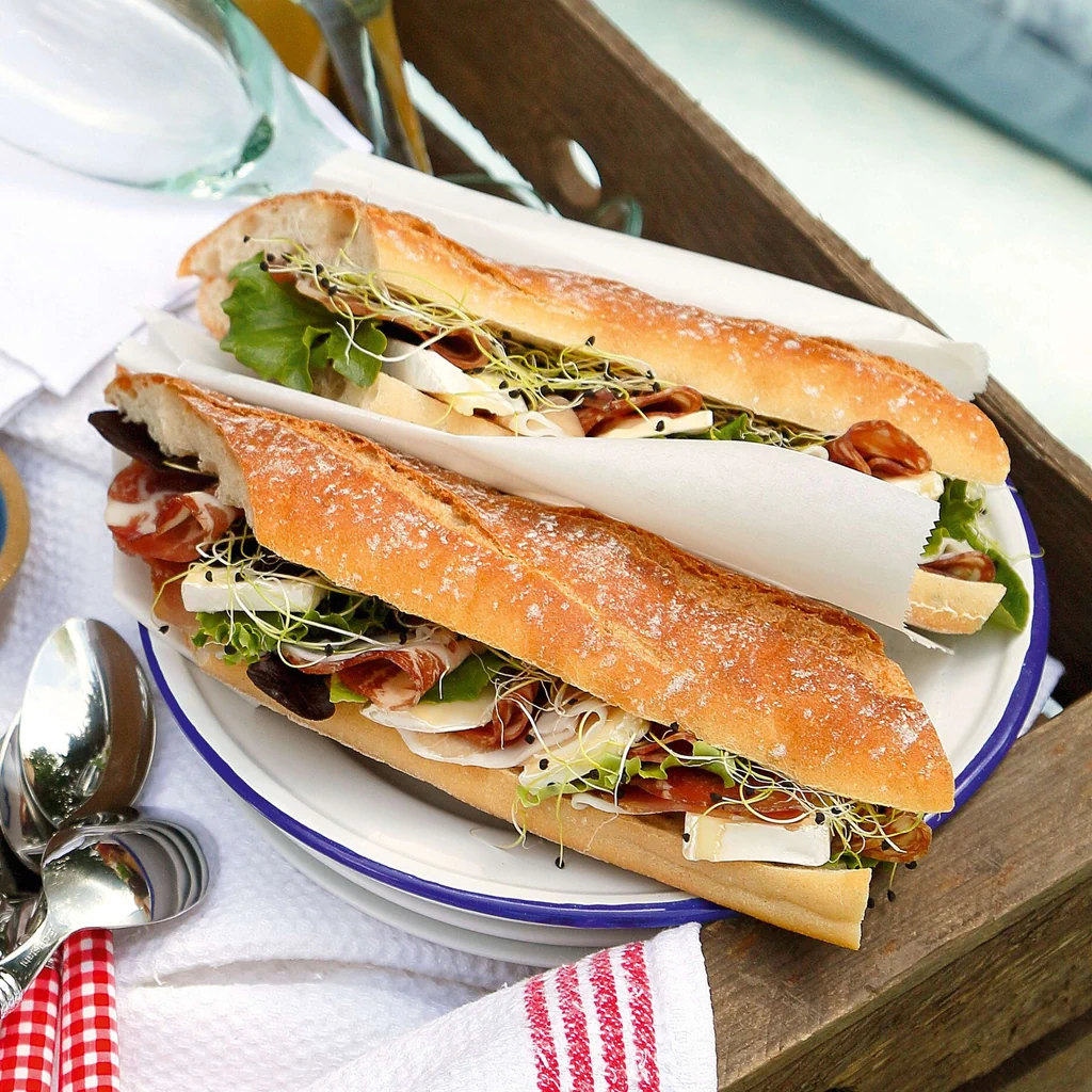 Sandwich mit Brie und Aufschnitt