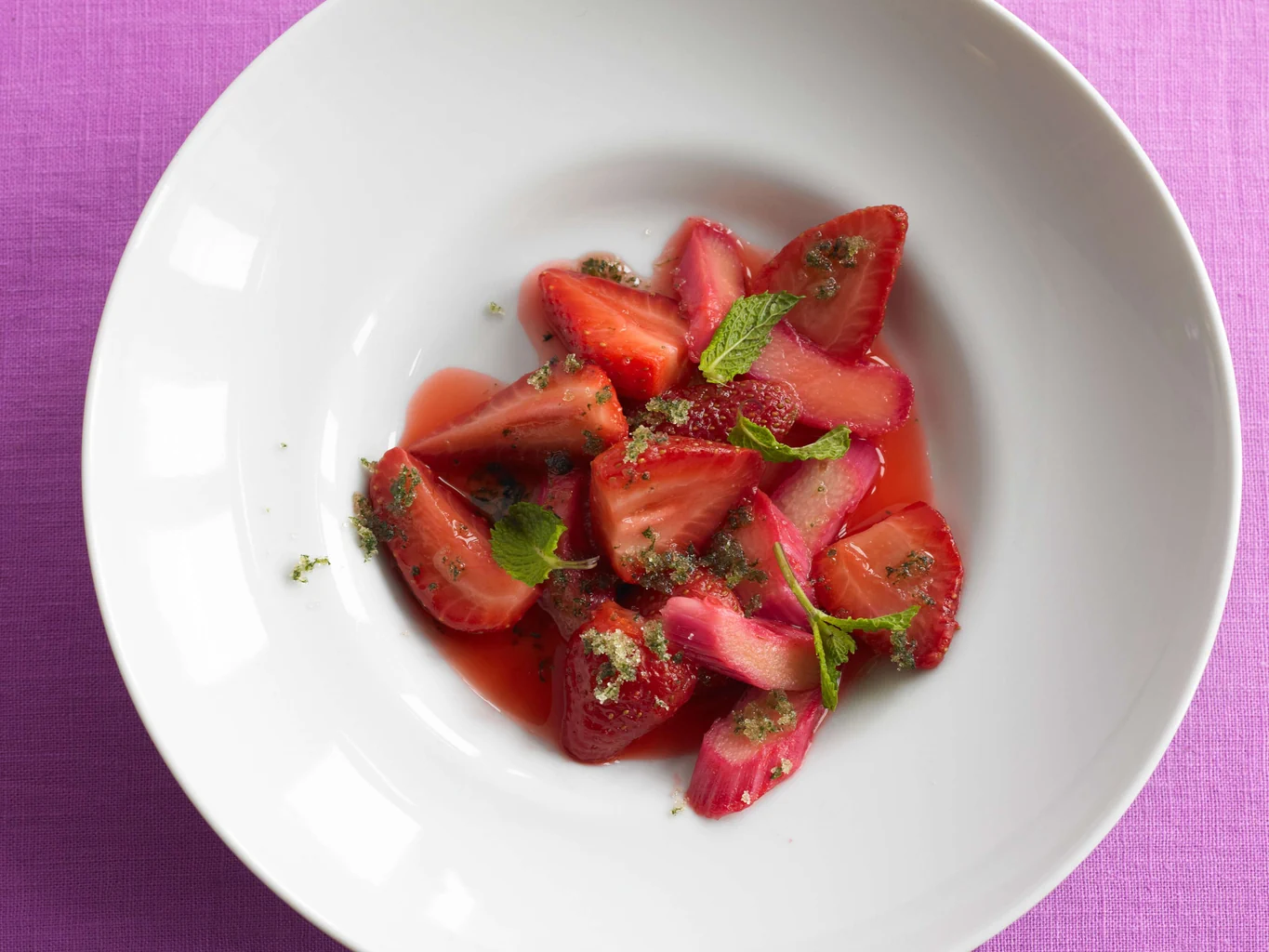 Salade de fraises et rhubarbe avec sucre à la menthe