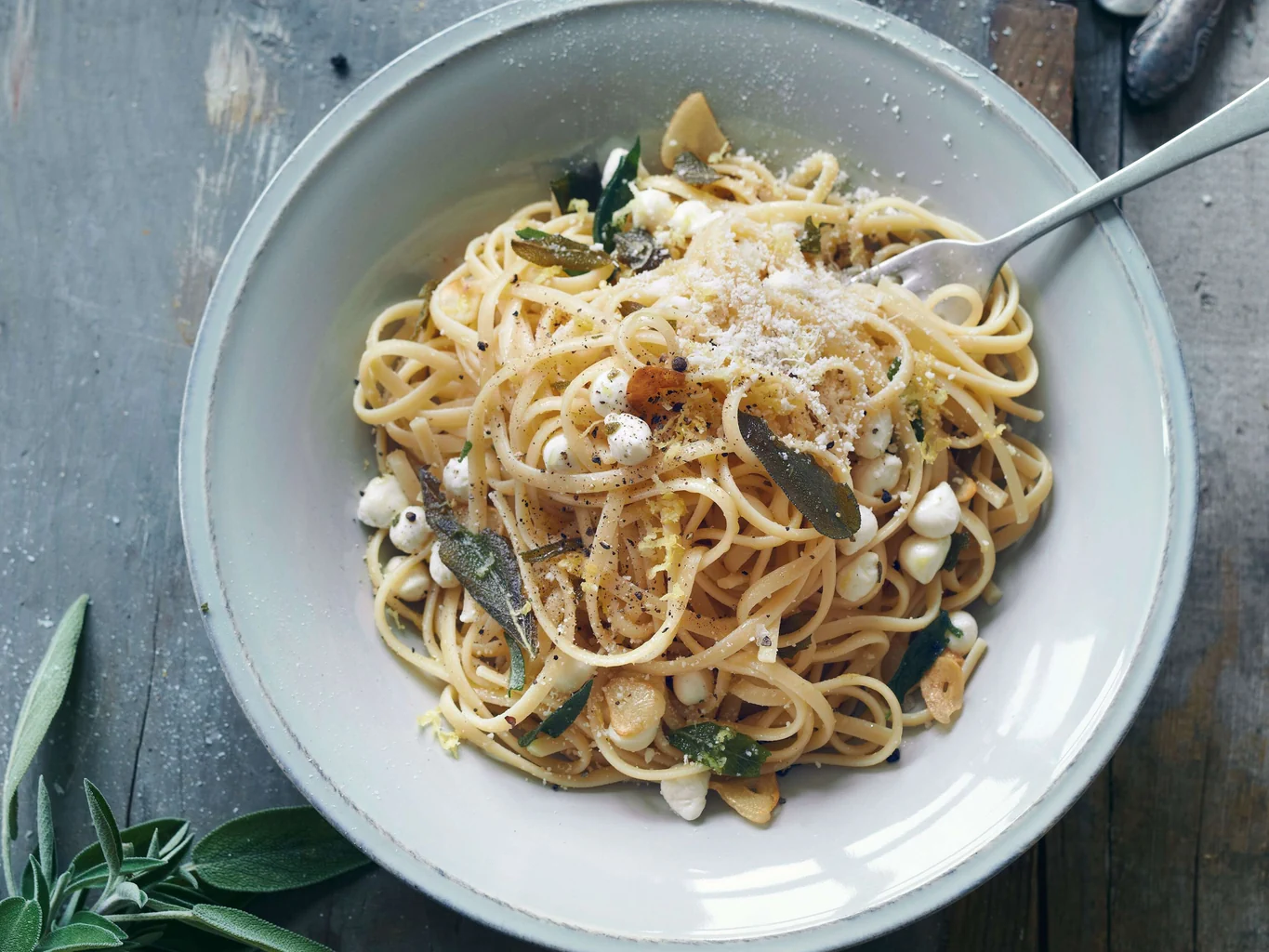 Linguine mit Mozzarellaperlen und Salbei
