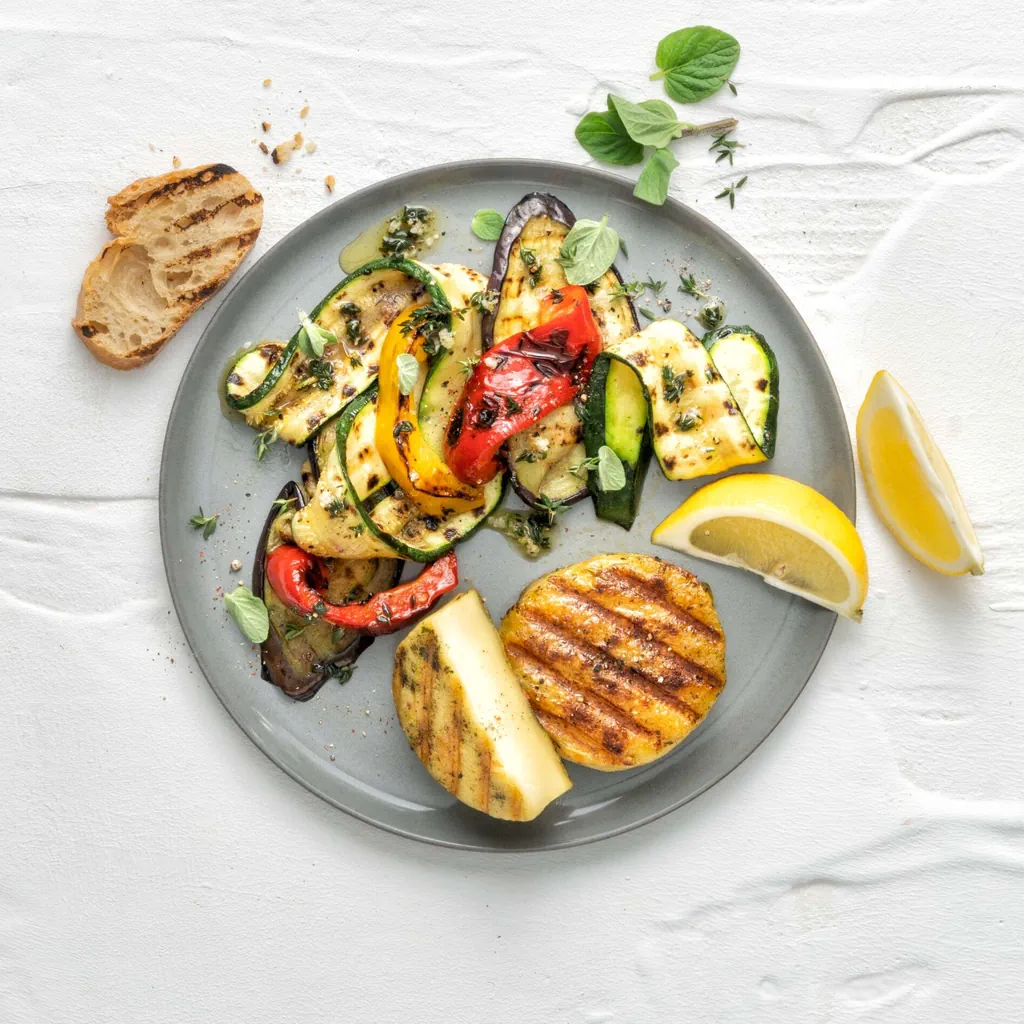 Alternative végane au fromage à griller avec salade de légumes
