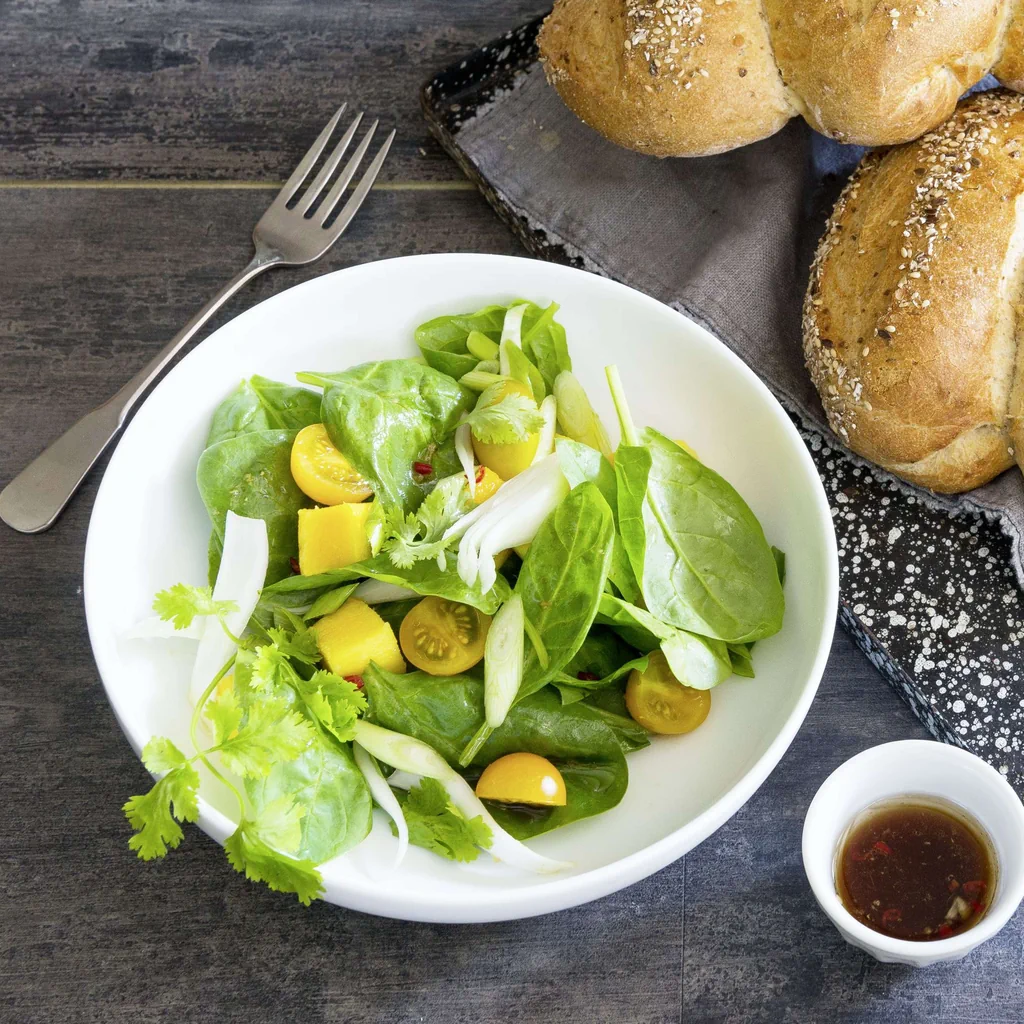 Spinat-Mango-Salat mit Asiadressing