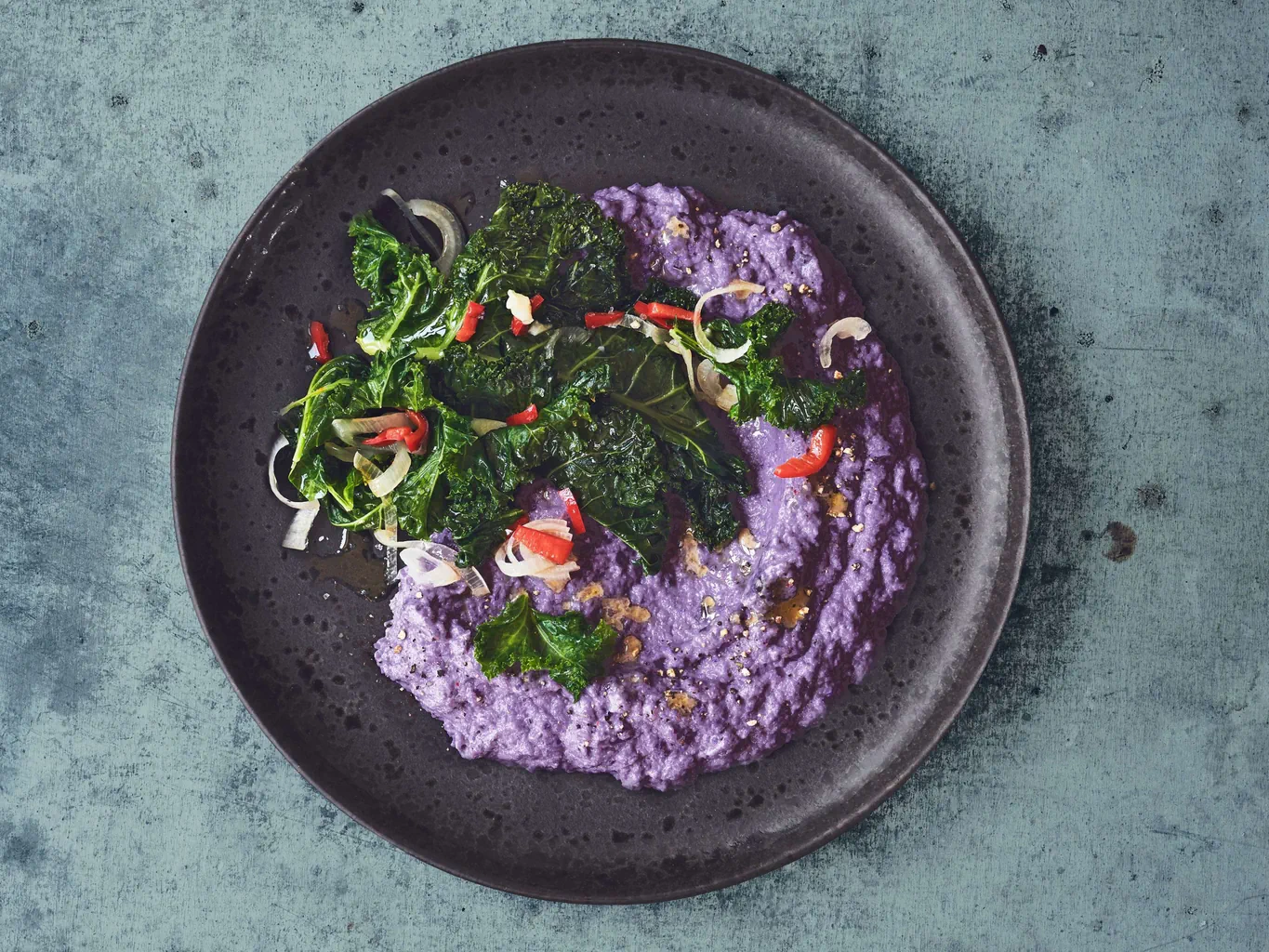 Purée de chou-fleur violet avec chou kale piquant