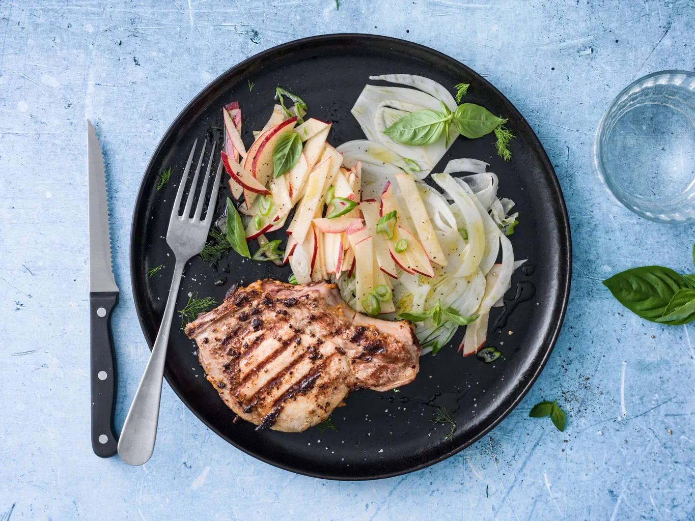 Côtelette de porc sur salade de fenouil et de pomme 