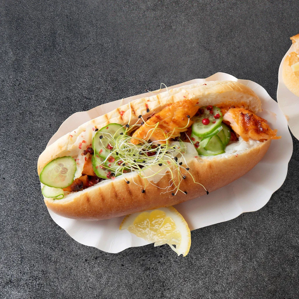 Hot-dog au saumon grillé