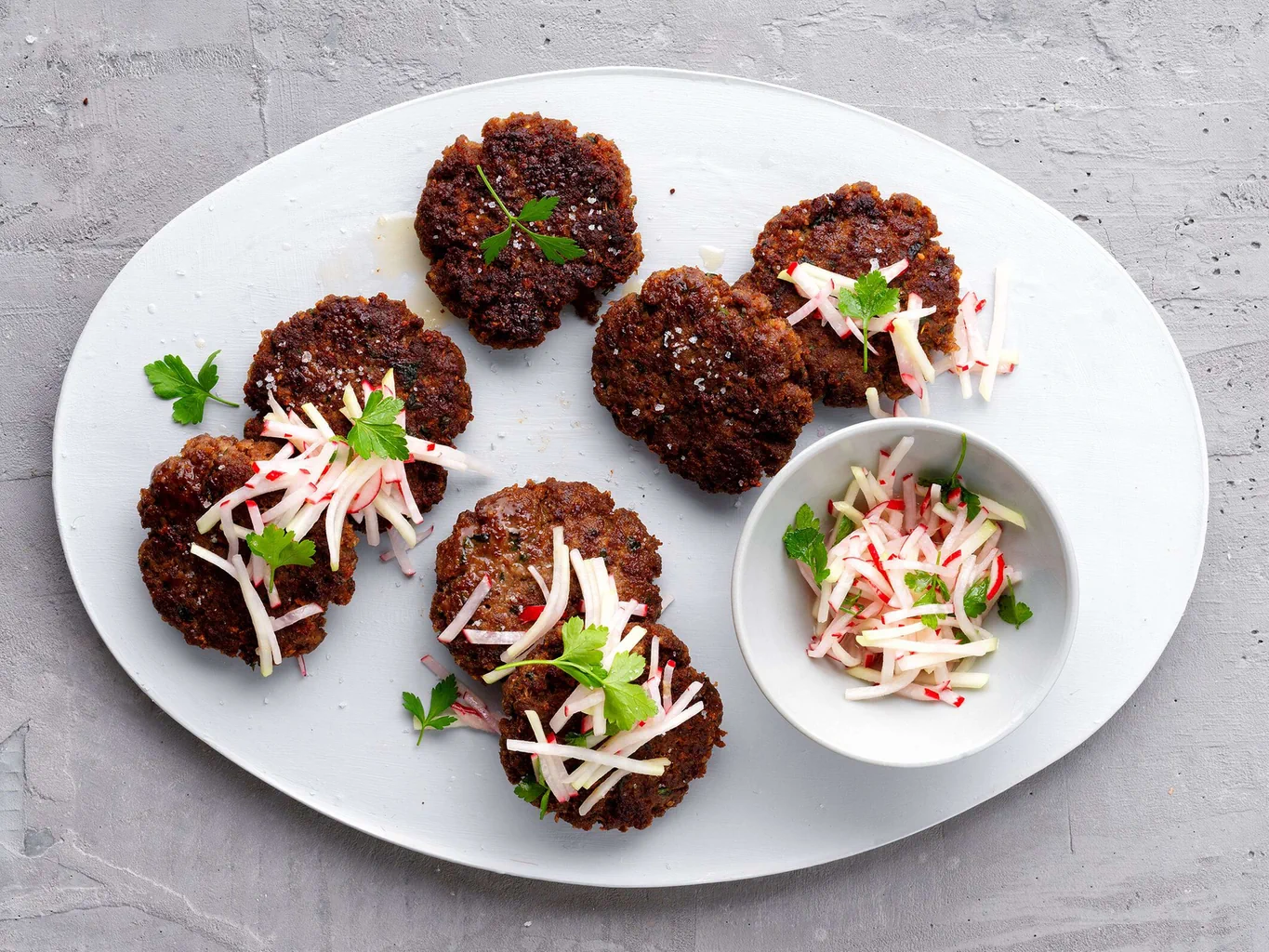 Hacktätschli mit Radieschen-Kohlrabi-Relish
