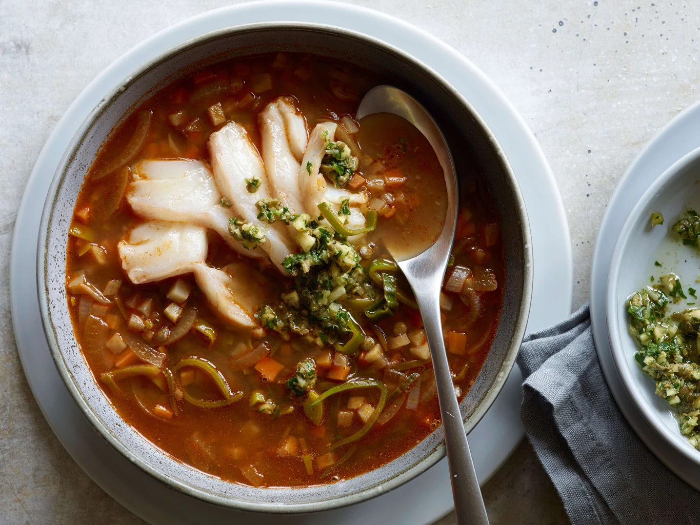 Linsensuppe mit Kabeljau und Kapernpesto