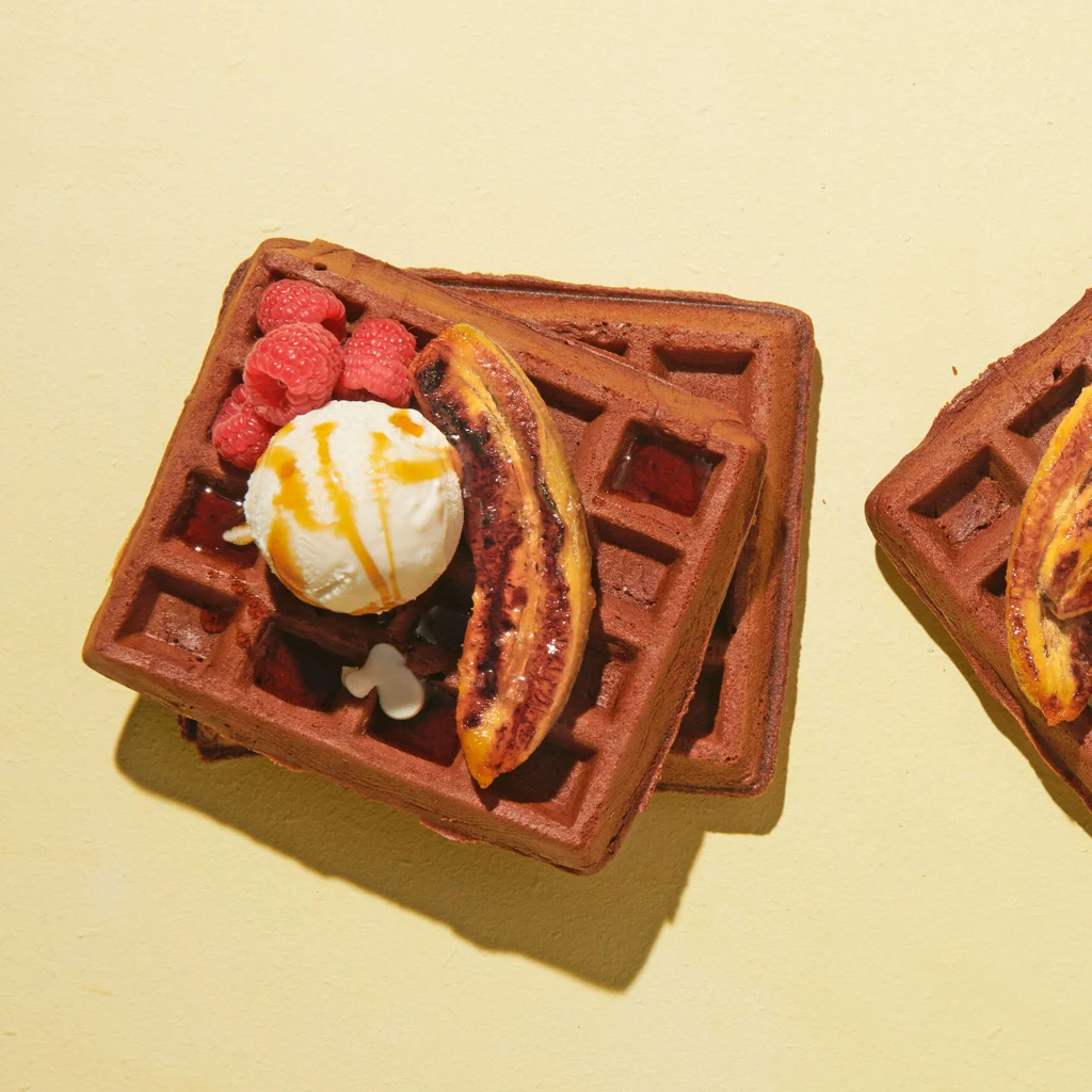 Schokoladen-Espresso-Waffeln mit Bananen