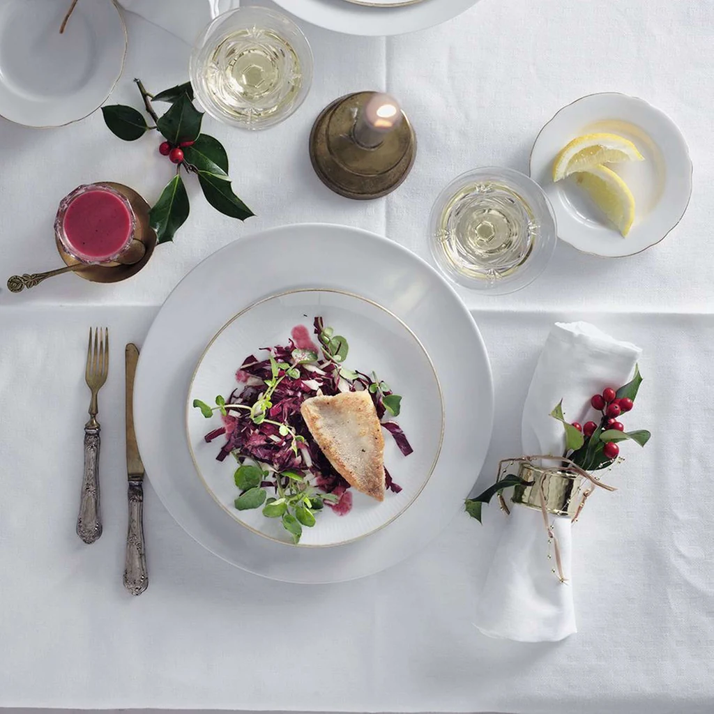 Filet de perche sur lit de salade avec sauce au poivre