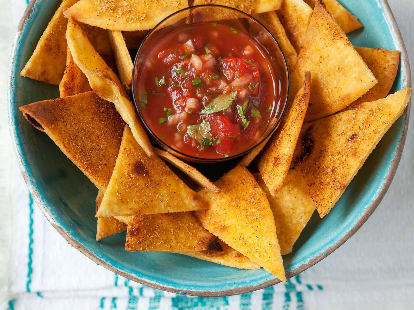 Chips di tortilla fatte in casa con salsa di pomodoro