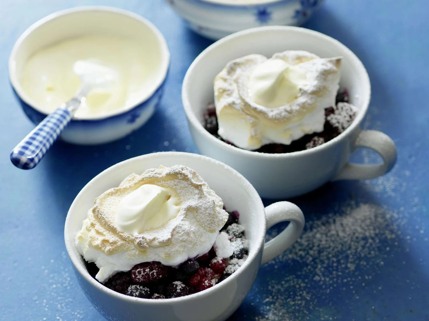 Heisse Beeren mit Baiserhaube