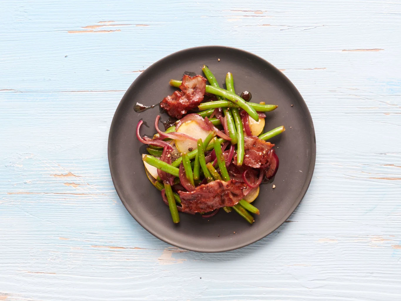 Insalata di fagiolini con pancetta e pere