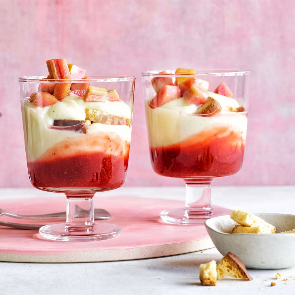 Crème vanille avec zwieback à la rhubarbe