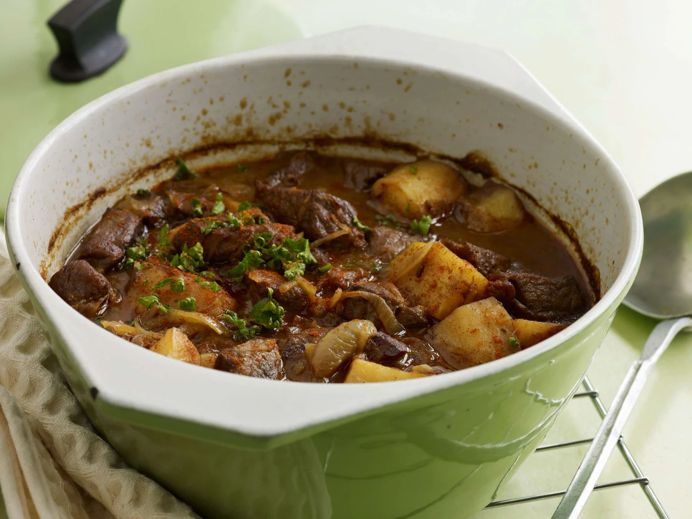 Zwiebel-Paprika-Gulasch mit Kartoffeln