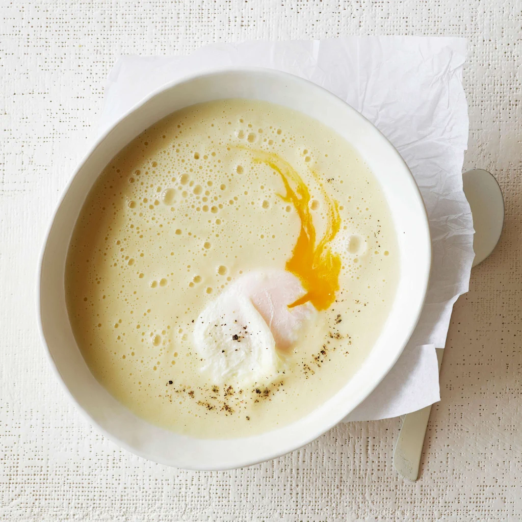 Velouté de racines de persil avec œuf poché
