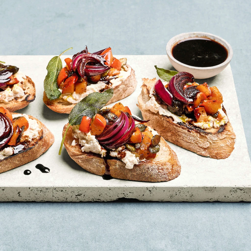 Crostini à la courge et aux oignons balsamiques