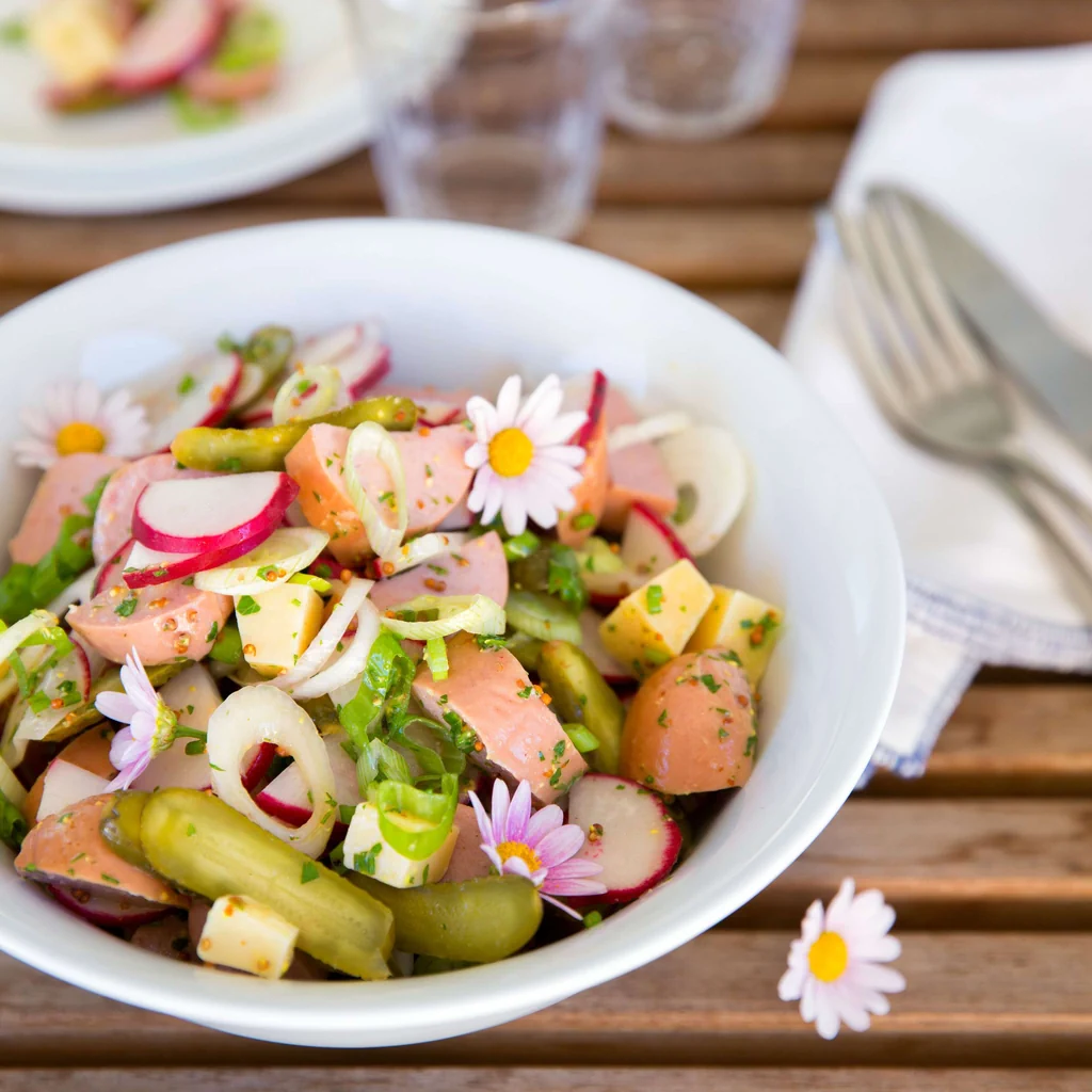 Salade de cervelas et de fromage avec radis roses