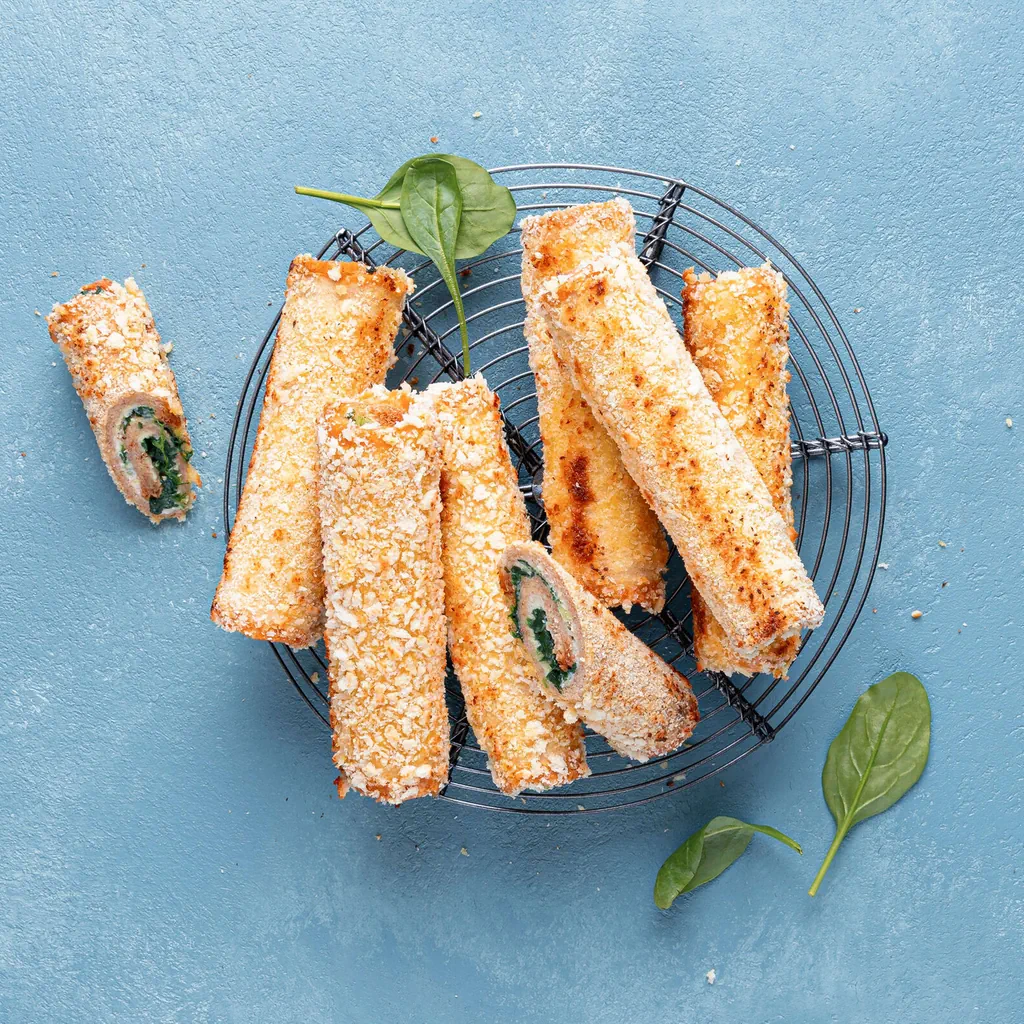 Toast arrotolati con formaggio e spinaci