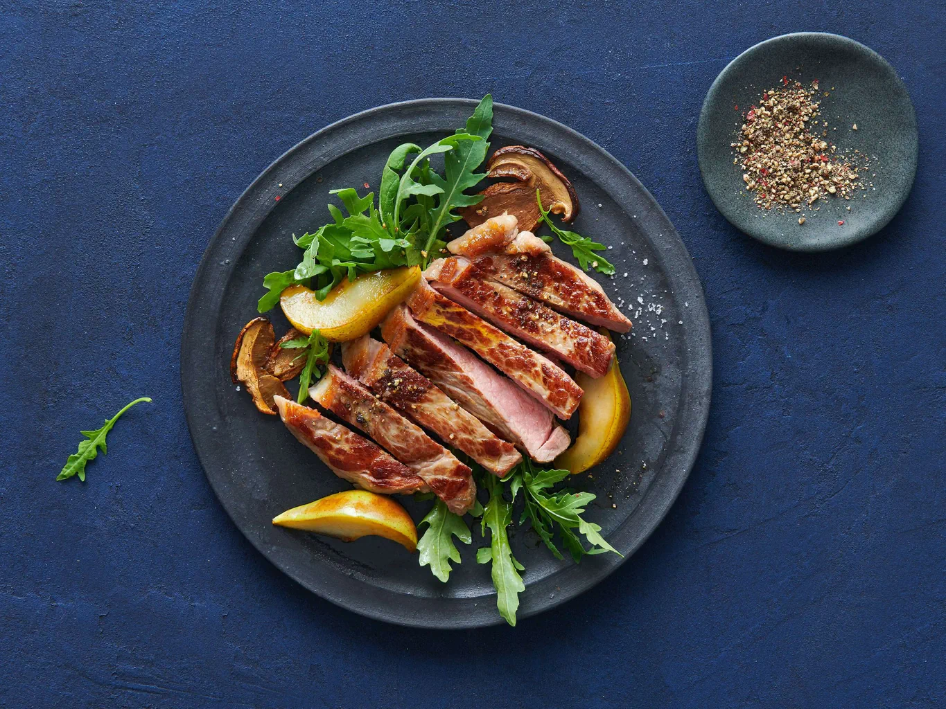 Rinds-Tagliata mit Birnen und Rucola