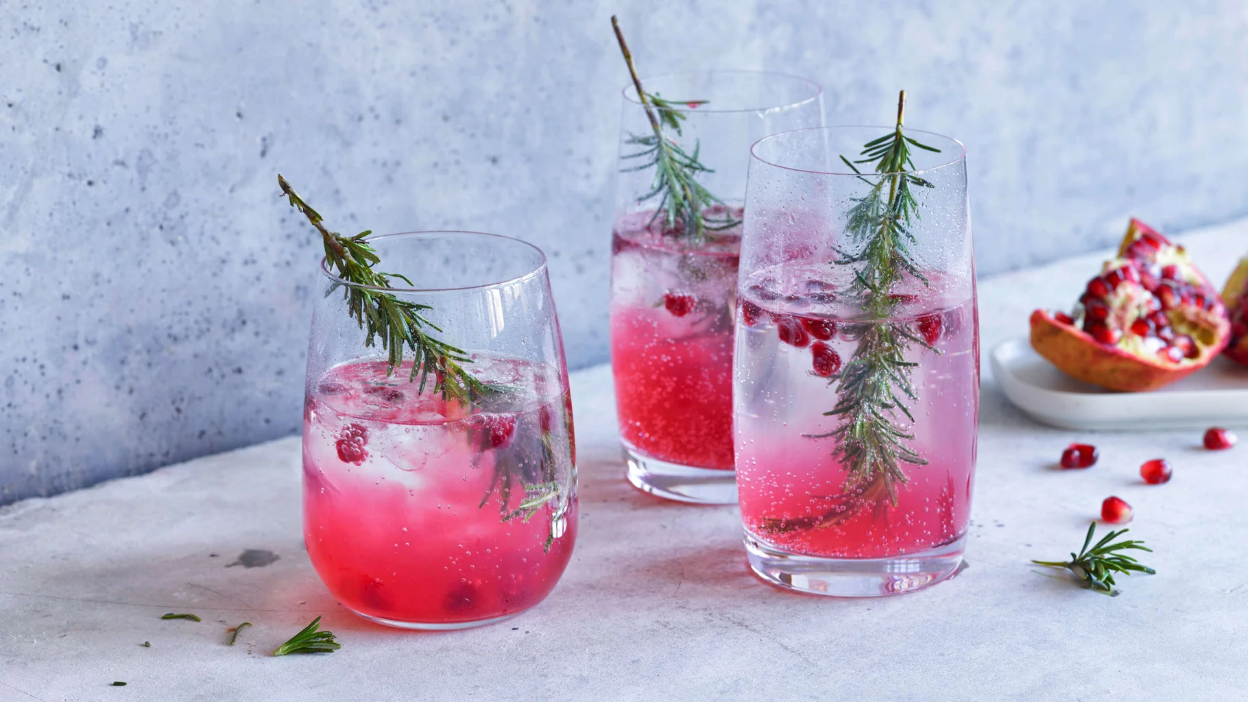 Acqua aromatizzata con rosmarino e melagrana