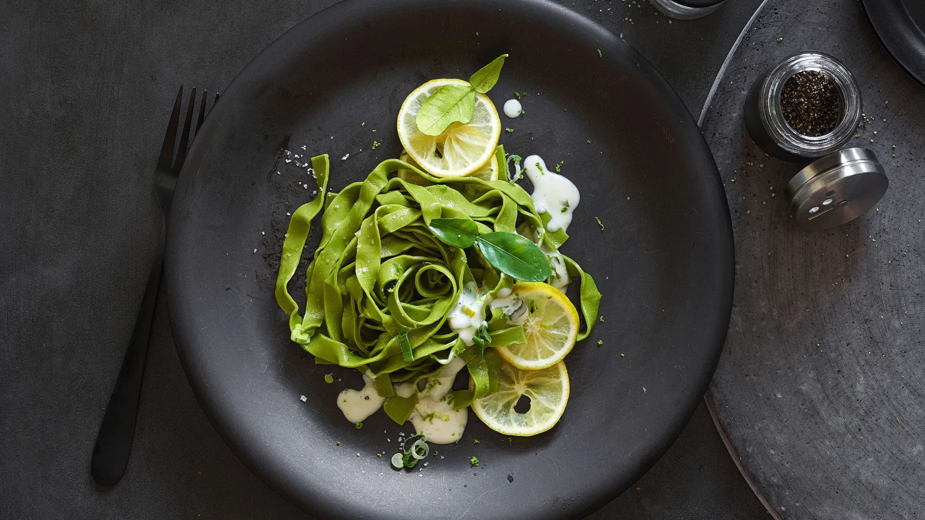 Nouilles au matcha avec sauce au citron vert
