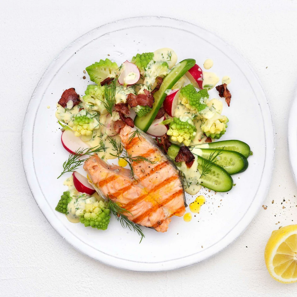Steak di salmone con insalata di romanesco e pancetta
