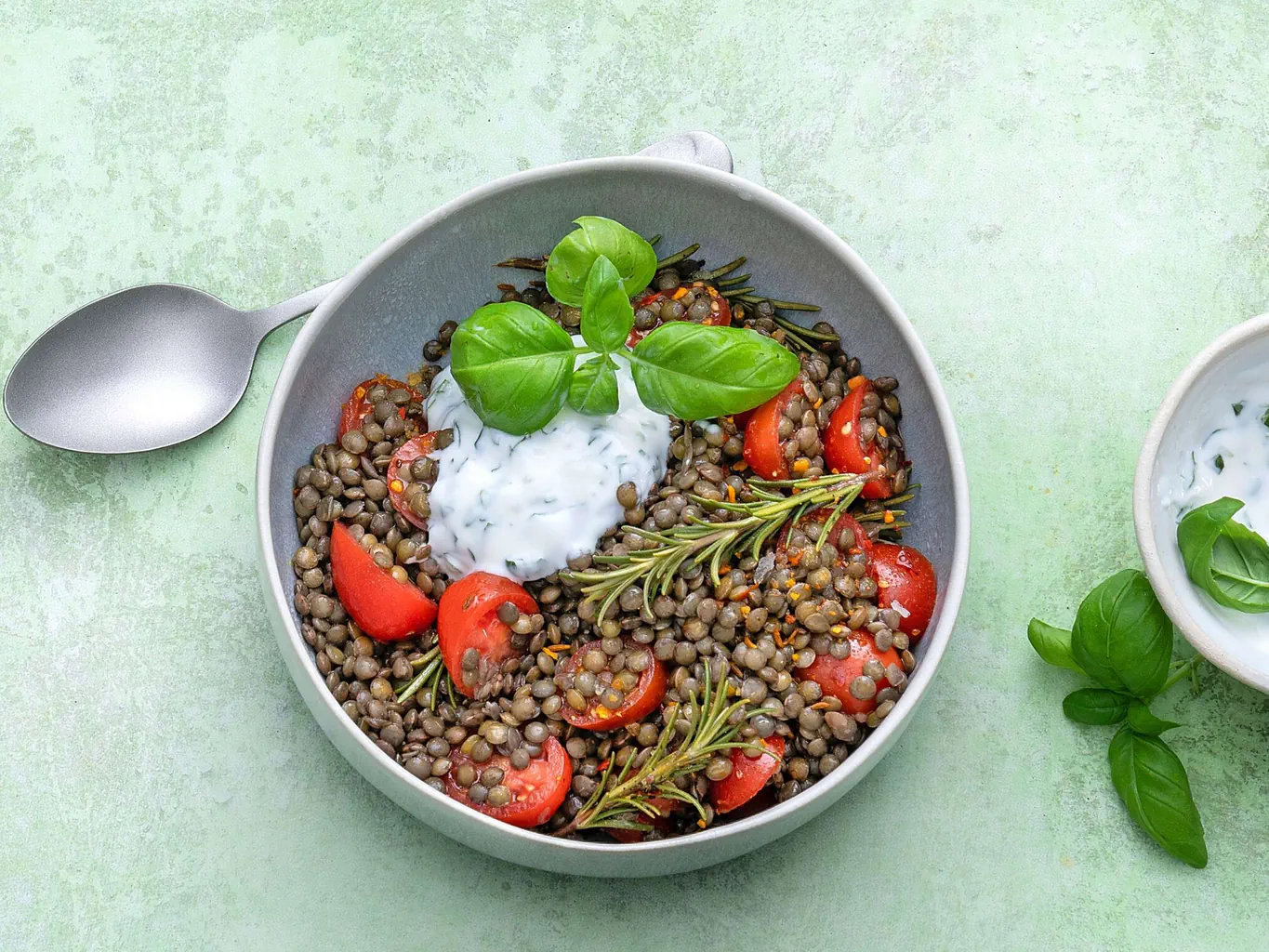 Lentilles au romarin avec yogourt aux fines herbes