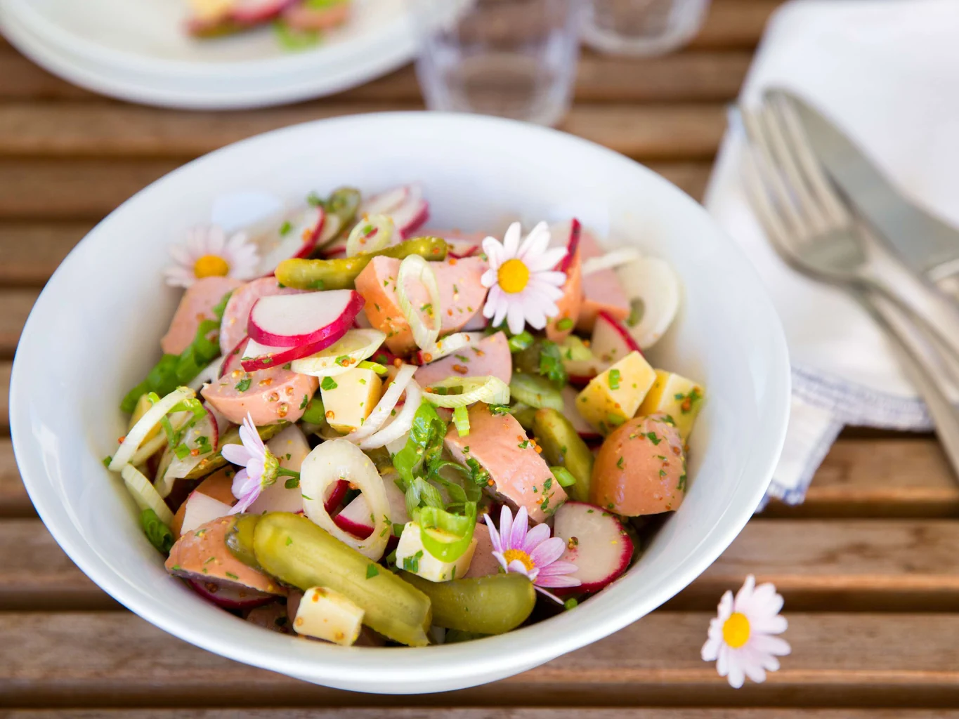 Insalata di cervelas e formaggio ai ravanelli