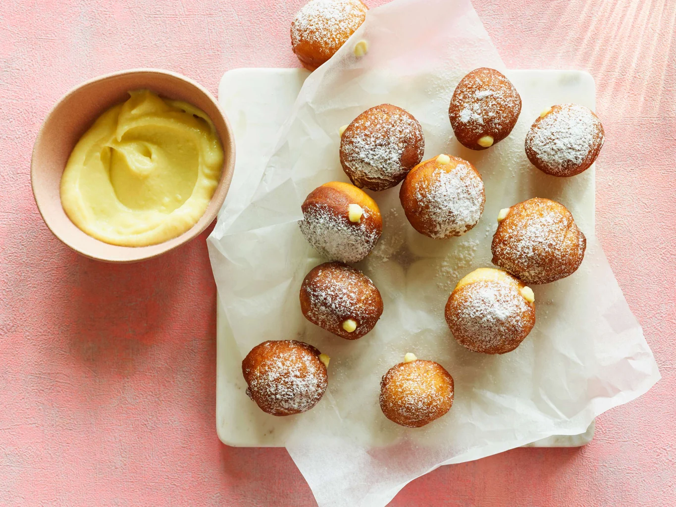 Mini-boules de Berlin à la crème de fleurs de sureau