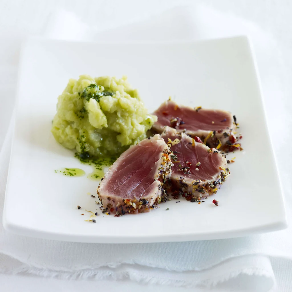 Thunfisch-Sashimi in Blumenpfeffer mit Kartoffel-Avocado-Stampf