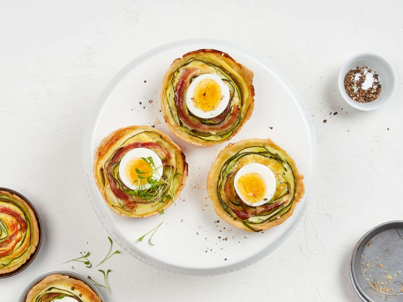 Tartelettes aux courgettes et au lard avec œuf