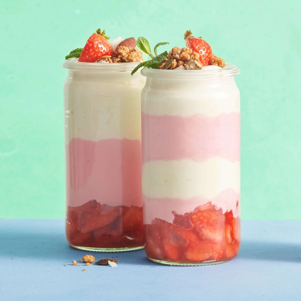 Erdbeer-Holunder-Mousse mit Granola