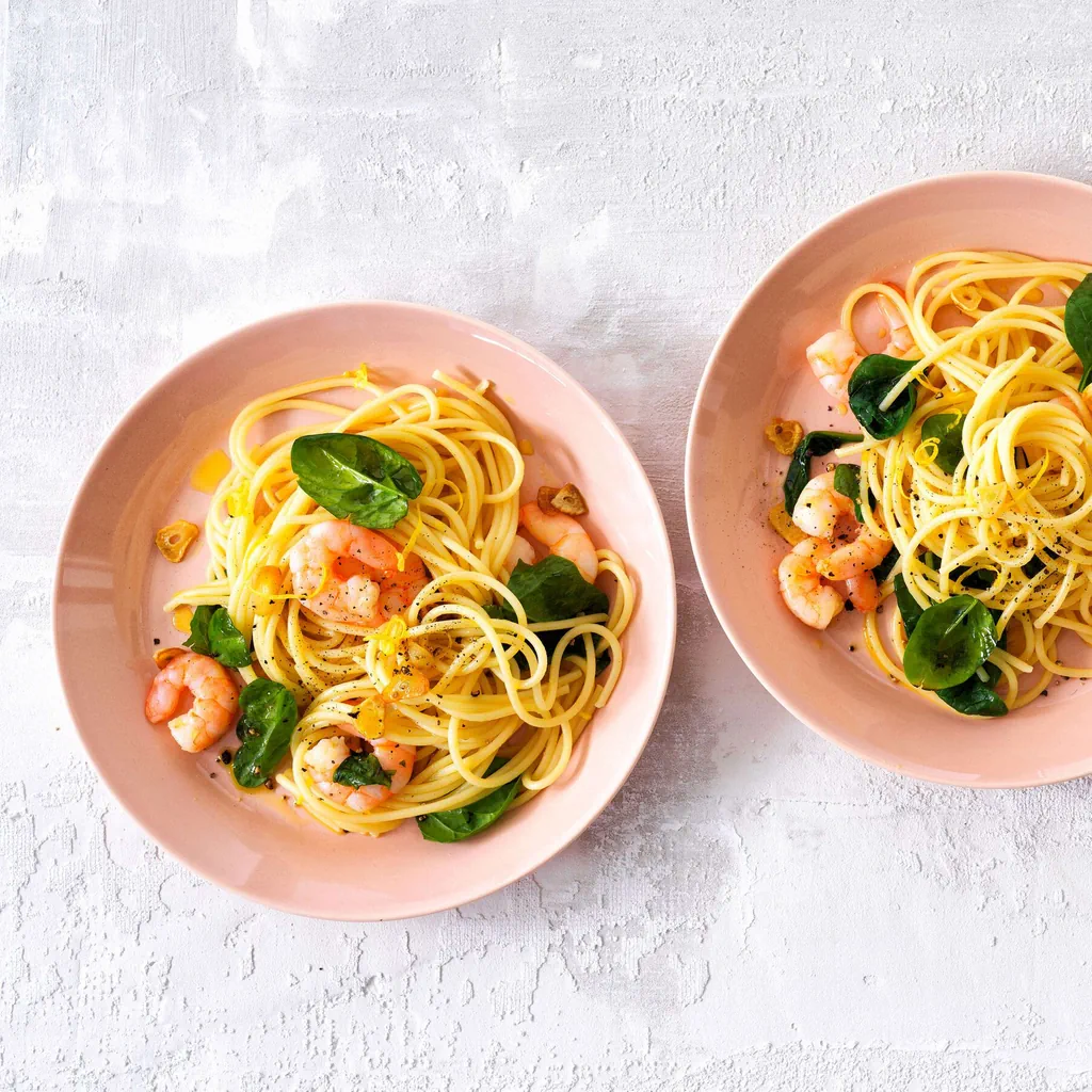 Spaghetti con gamberi e spinaci