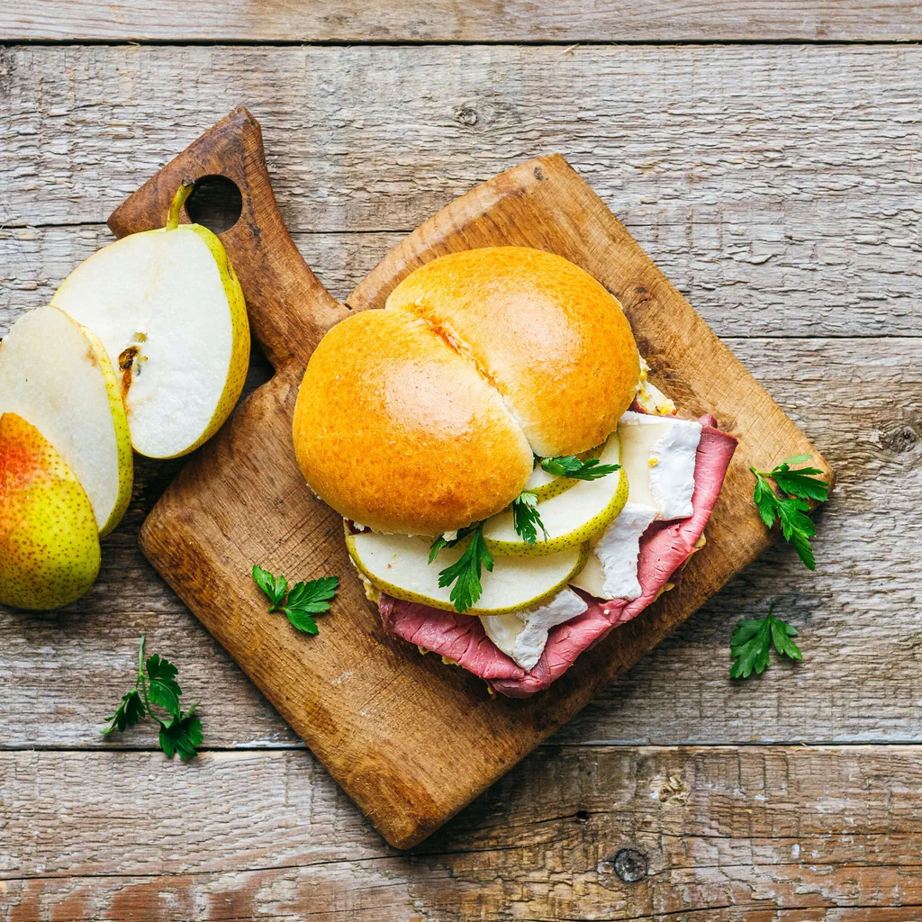 Sandwich con roast beef e brie