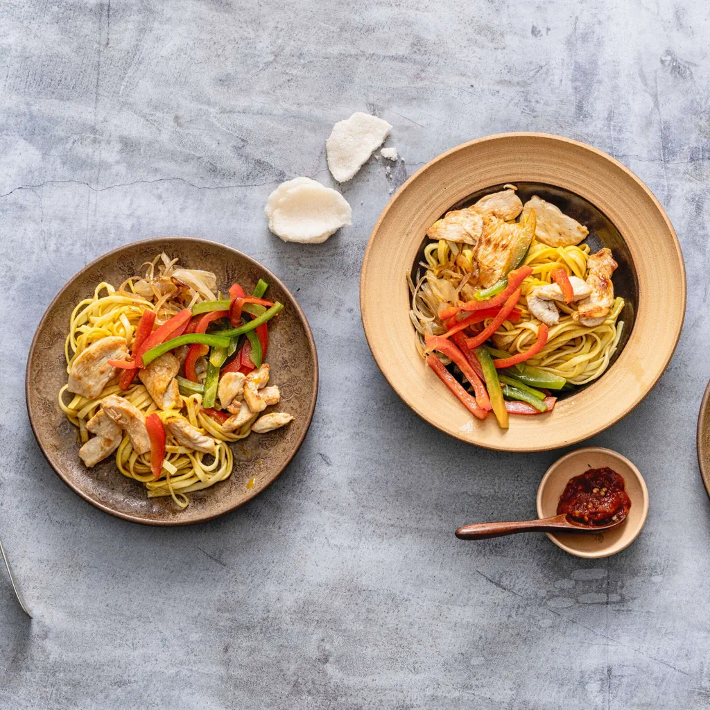 Nouilles sautées avec poulet et poivron