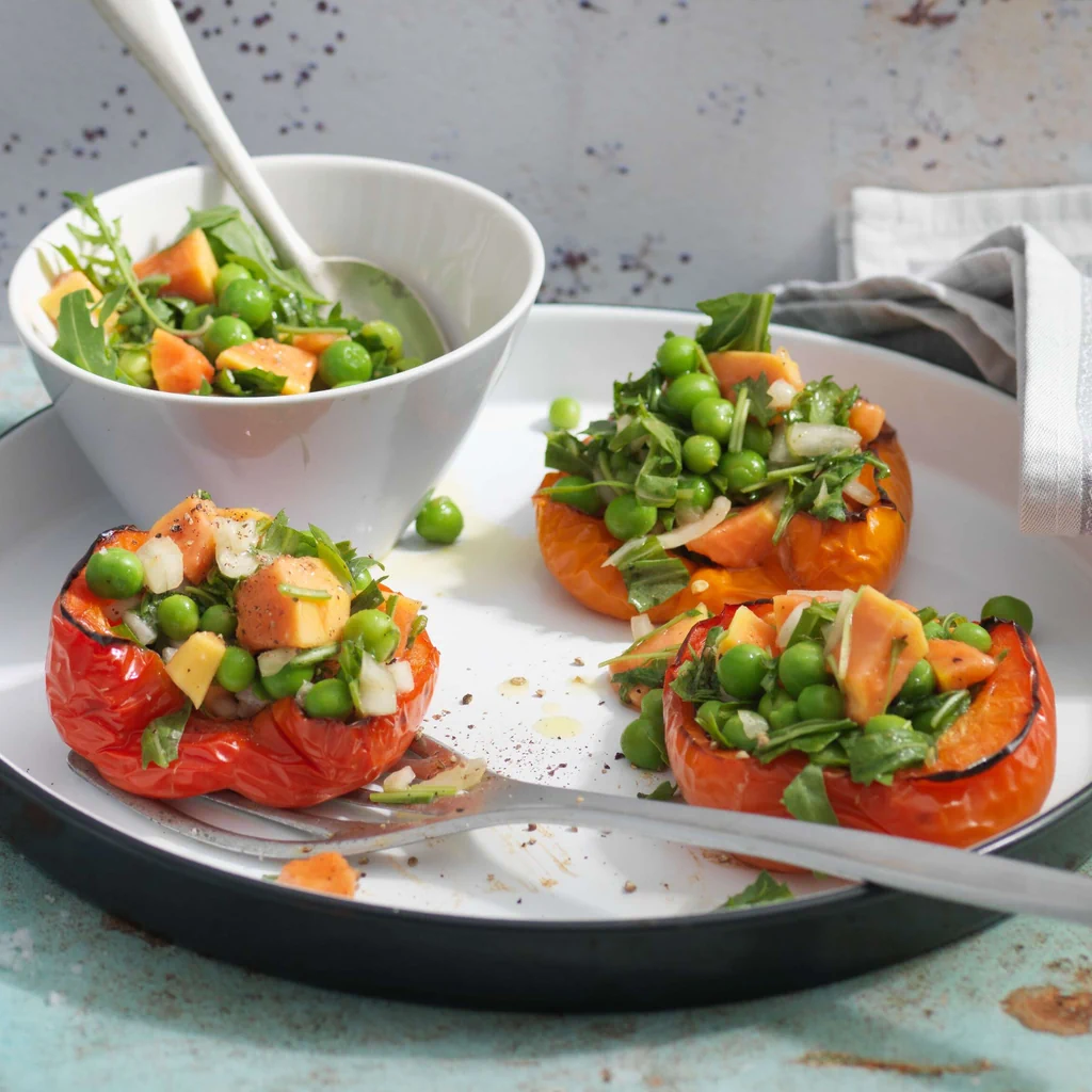 Erbsen-Rucola-Salat in gebackener Peperoni