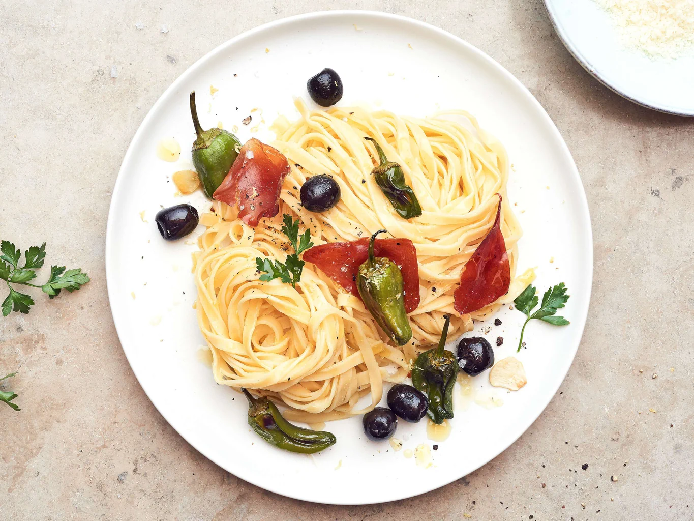 Fettuccine avec jambon cru et olives au four