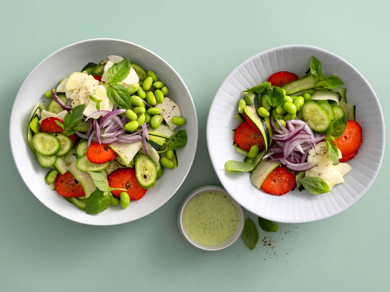 Gurken-Zucchetti-Salat mit Erdbeeren