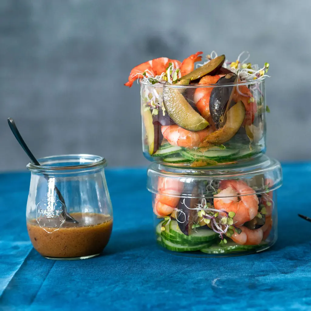 Zwetschgen-Gurken-Salat mit Crevetten