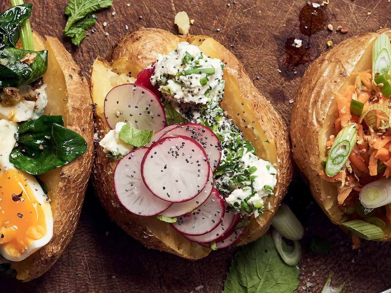 Baked potato avec fromage frais, radis roses et pavot