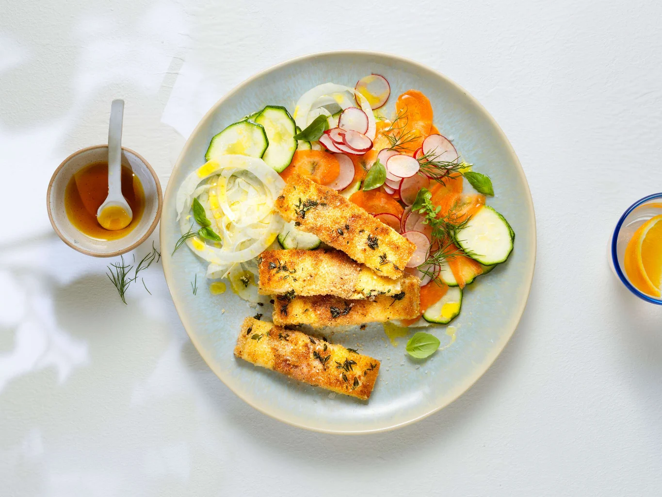 Insalata di ortaggi con formaggio croccante
