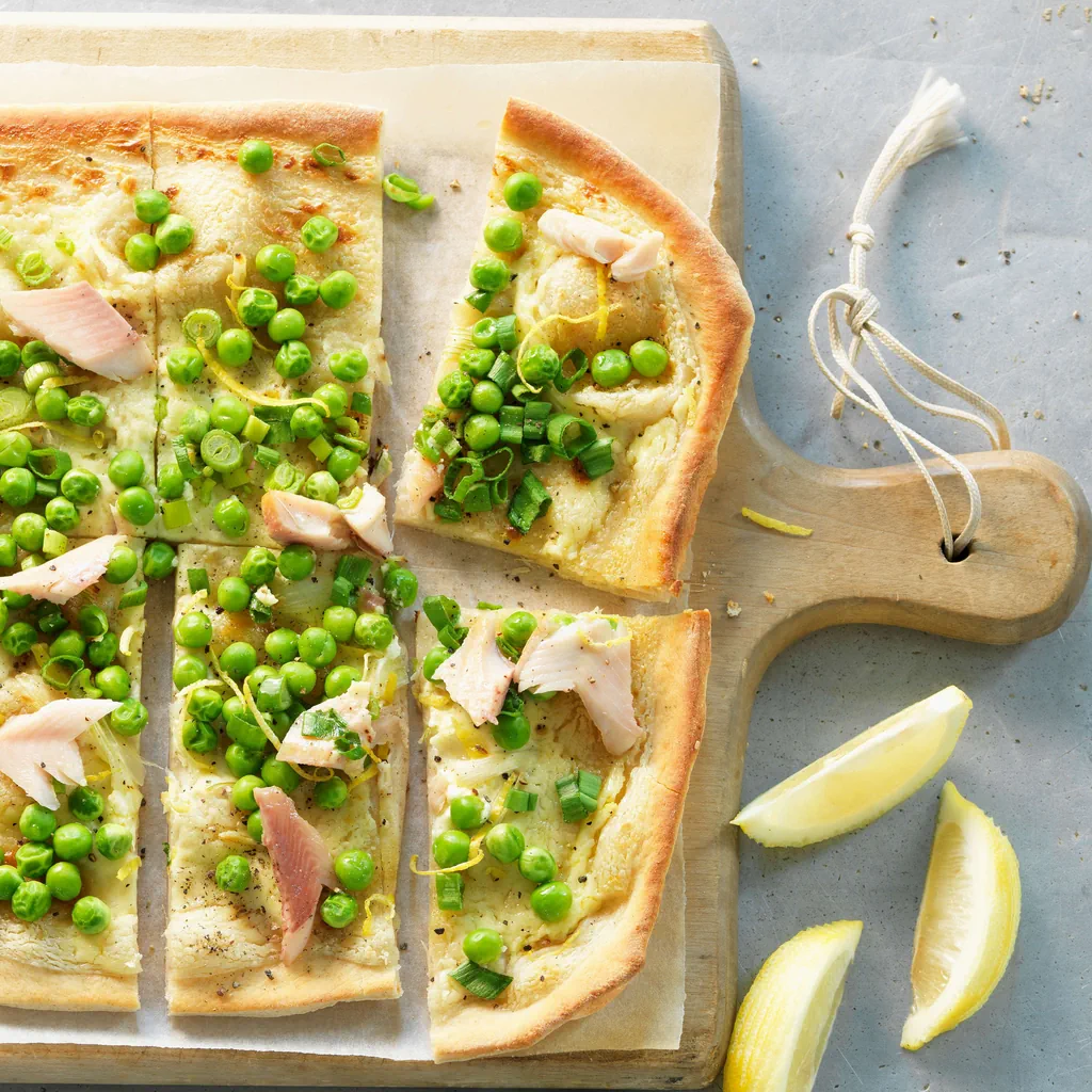 Focaccia alsaziana con trota affumicata e piselli