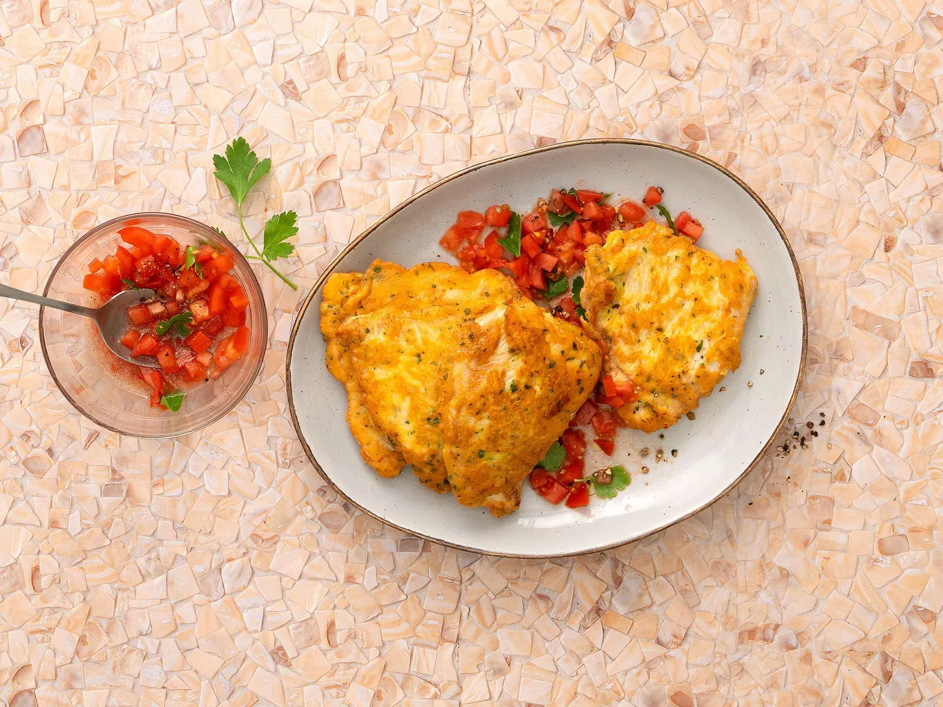 Piccata de dinde avec salsa froide aux tomates