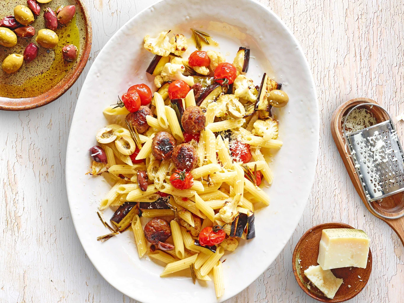 Penne mit Ofengemüse und Hackbällchen